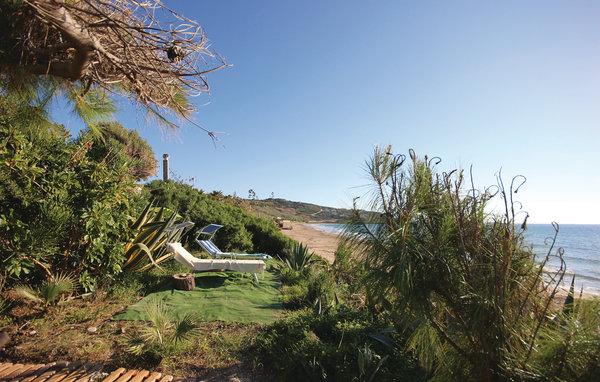 Liegen am Strand vor dem Haus 