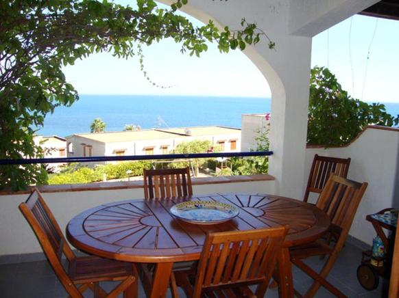 Balkon mit Blick aufs Meer 